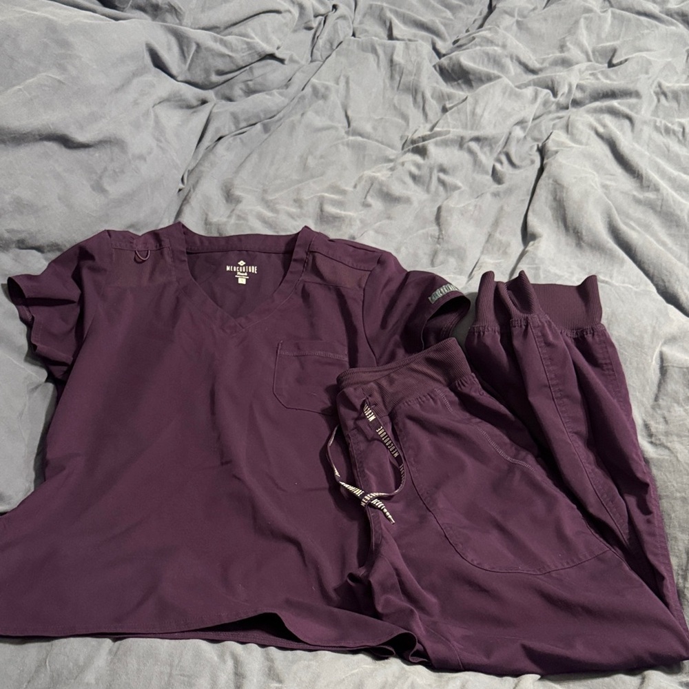 Plum V-Neck Scrub Top & Jogger Set - Deep Plum
